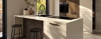 Moderne Küche in Holz und Grau – stilvolles Design mit natürlicher Atmosphäre